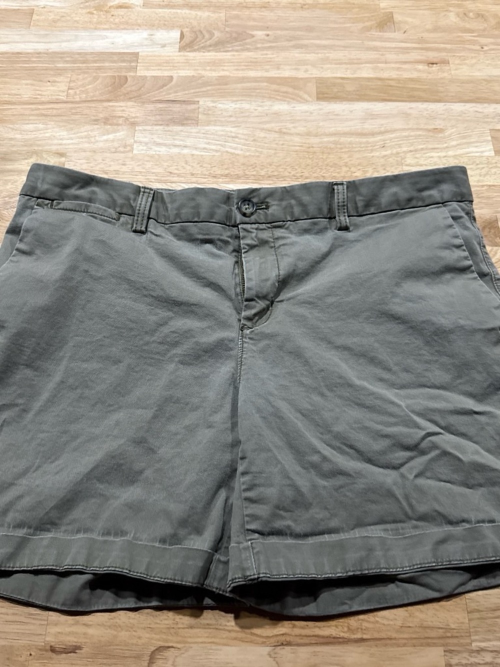 Banana Republic Men's Flat-Front Shorts in Olive